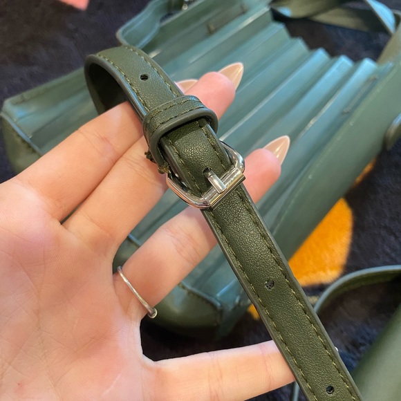 Green pleated rubber tote bag gently used - Picture 3 of 11